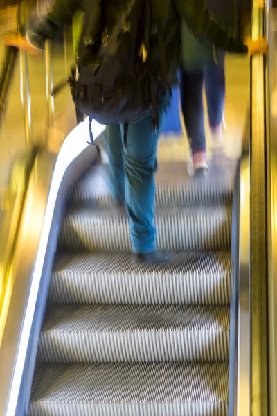 Hombre en escaleras mecánicas —  Fotos de Stock