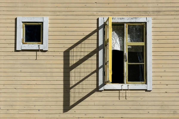 Open venster gieten schaduw — Stockfoto