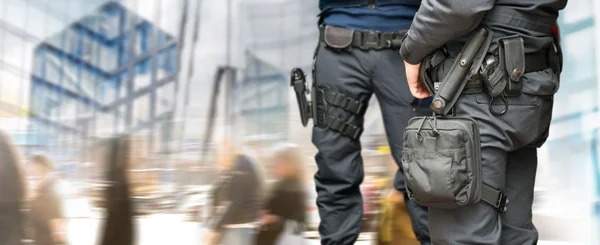 Gewapende politieagenten op het werk — Stockfoto