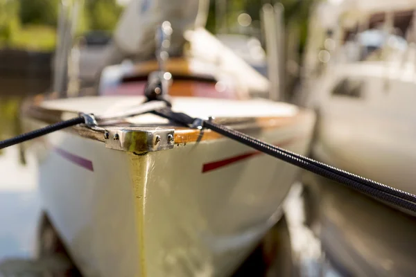 Framsidan av yacht — Stockfoto