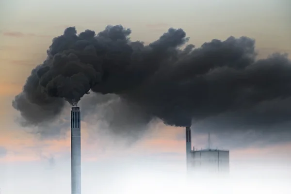 Humo oscuro de las chimeneas — Foto de Stock