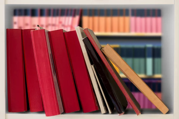 Bücher im Bücherregal — Stockfoto