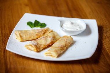 Krep tabağı doldurma ahşap masa arka plan.