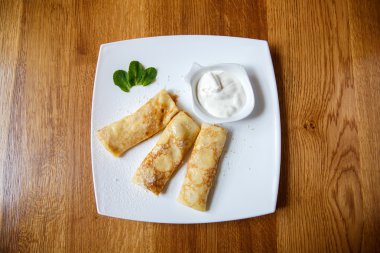 Krep tabağı doldurma ahşap masa arka plan.