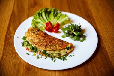 Ot omlet Frenk soğanı ve kekik ile pul biber serpilir