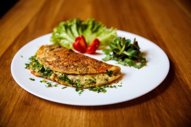 Ot omlet Frenk soğanı ve kekik ile pul biber serpilir