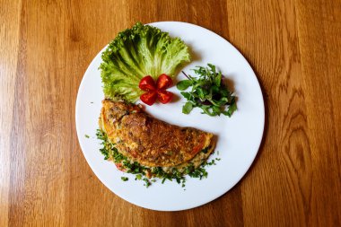 Ot omlet Frenk soğanı ve kekik ile pul biber serpilir