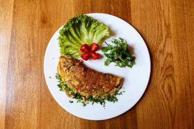 Ot omlet Frenk soğanı ve kekik ile pul biber serpilir