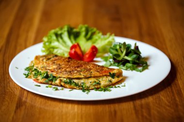 Ot omlet Frenk soğanı ve kekik ile pul biber serpilir