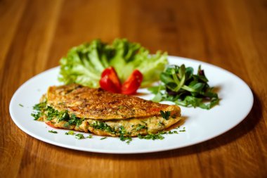 Ot omlet Frenk soğanı ve kekik ile pul biber serpilir