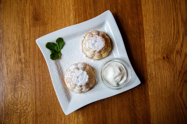 Muffins sur une table blanche — Photo