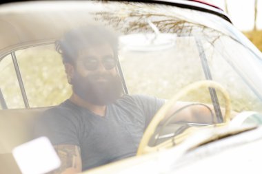 Sakallı adam retro car yakınındaki gitar çalmak