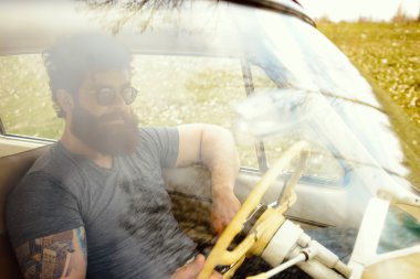 Sakallı adam retro car yakınındaki gitar çalmak
