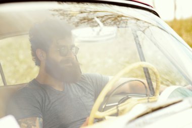 Sakallı adam retro car yakınındaki gitar çalmak