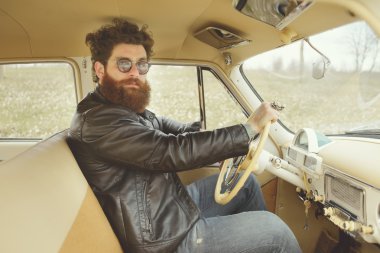 Sakallı adam retro car yakınındaki gitar çalmak