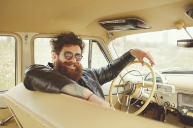 Sakallı adam retro car yakınındaki gitar çalmak