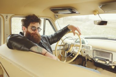 Sakallı adam retro car yakınındaki gitar çalmak