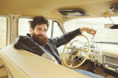 Sakallı adam retro car yakınındaki gitar çalmak