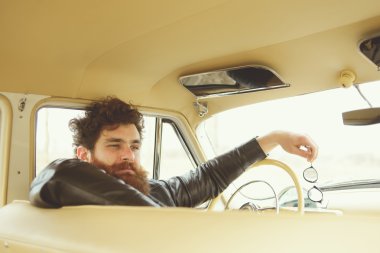Sakallı adam retro car yakınındaki gitar çalmak