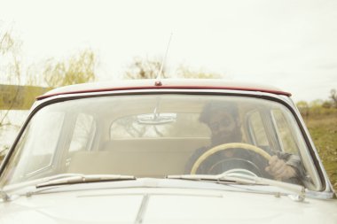 Sakallı adam retro car yakınındaki gitar çalmak