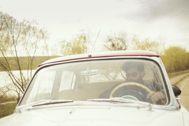 Sakallı adam retro car yakınındaki gitar çalmak