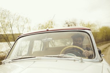 Sakallı adam retro car yakınındaki gitar çalmak