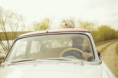 Sakallı adam retro car yakınındaki gitar çalmak