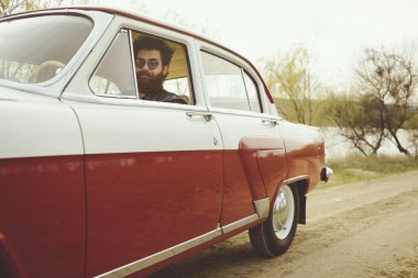 Sakallı adam retro car yakınındaki gitar çalmak
