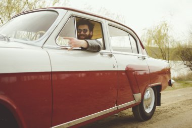 Sakallı adam retro car yakınındaki gitar çalmak