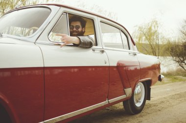 Sakallı adam retro car yakınındaki gitar çalmak