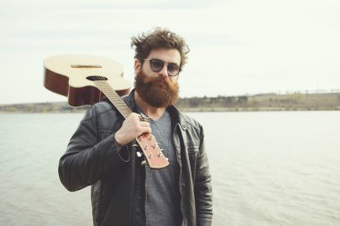 Sakallı adam açık havada retro car yakınındaki gitar çalmak