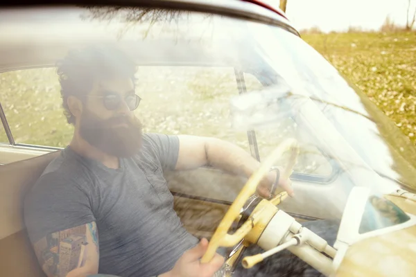 Homem barbudo tocando guitarra, perto de carro retro — Fotografia de Stock