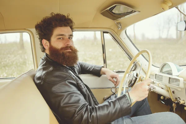 Homem barbudo tocando guitarra, perto de carro retro — Fotografia de Stock