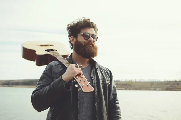 Barbudo hombre tocando la guitarra al aire libre cerca de coche retro —  Fotos de Stock