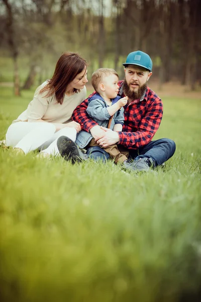 Glückliche Familie im Park — Stockfoto