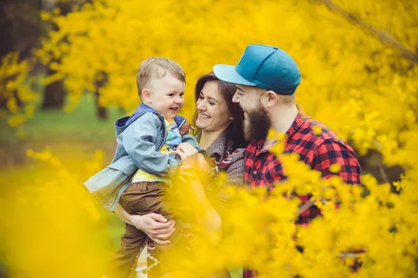 Šťastná rodina v parku — Stock fotografie