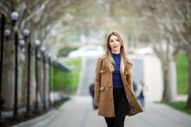 Genç güzel iş kadını, açık havada dikey