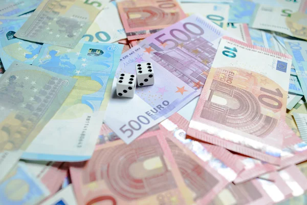 Moneda europea Billetes en euros Dinero y dados — Foto de Stock