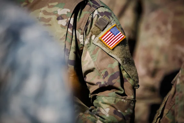 アメリカの国旗とはんだの制服に私たち軍パッチ — ストック写真