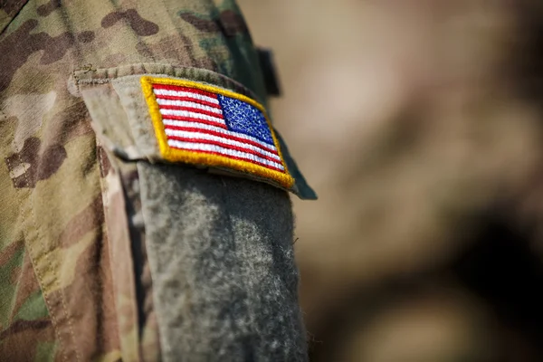 US-Flagge und uns Armeeplakat auf der Soldatenuniform — Stockfoto