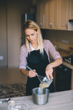 genç kadın aşçı yemek mutfakta kek