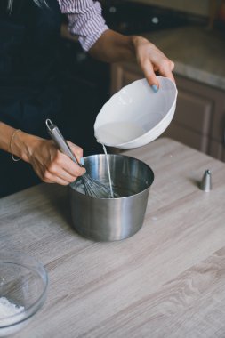 genç kadın aşçı yemek mutfakta kek