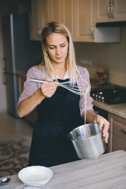 genç kadın aşçı yemek mutfakta kek