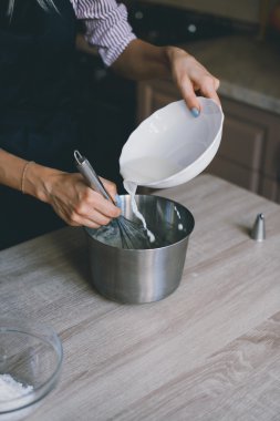 genç kadın aşçı yemek mutfakta kek