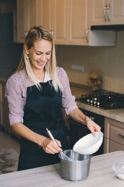 genç kadın aşçı yemek mutfakta kek