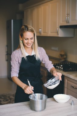 genç kadın aşçı yemek mutfakta kek