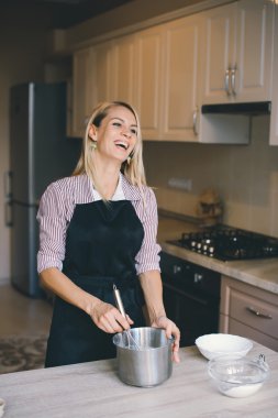 genç kadın aşçı yemek mutfakta kek