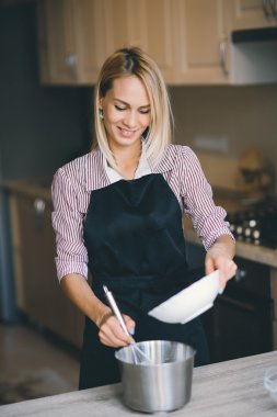 genç kadın aşçı yemek mutfakta kek