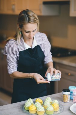 genç kadın aşçı yemek mutfakta kek