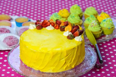 Beyaz krema ile güzel cupcakes 